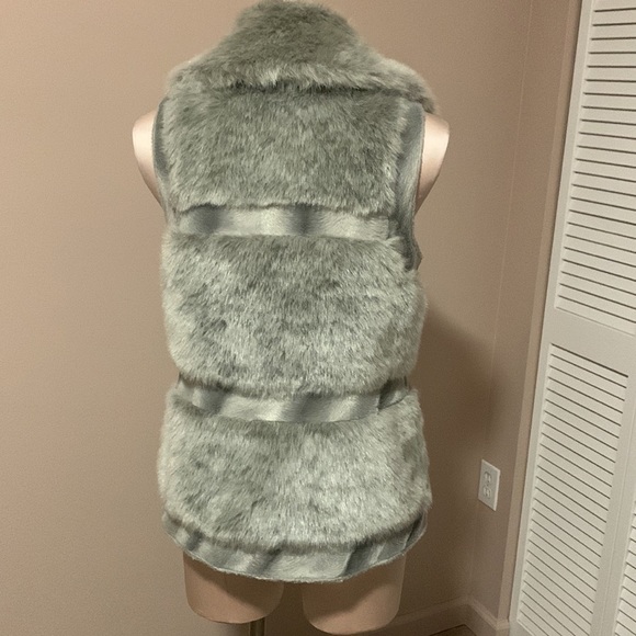 RLZ Gray Faux Fur Vest Size XS, Two Front Pockets. Hook Closure- Like New. - Picture 5 of 12